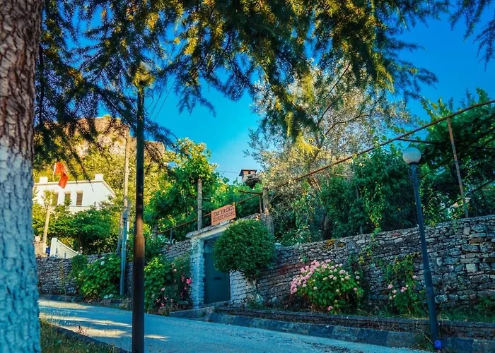 Pensionat Flora's 'the Fir Gate' Gjirokastër