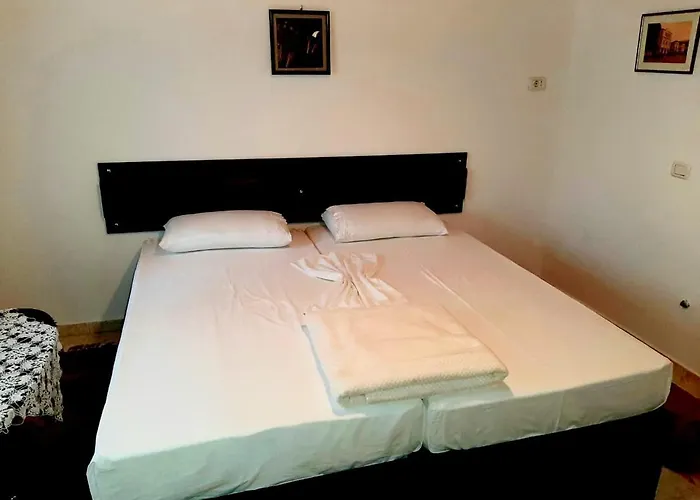 Flora's 'the Fir Gate' Pensionat Gjirokastër