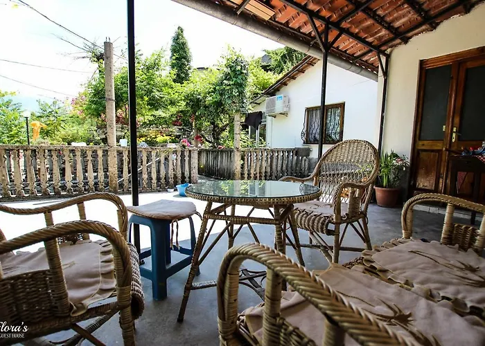 Flora's 'the Fir Gate' بيت ضيافة Gjirokastër