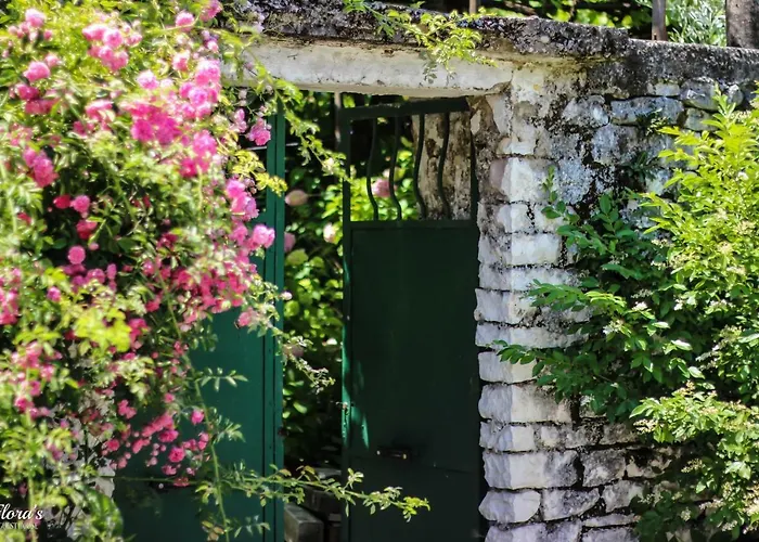 Flora's 'the Fir Gate' بيت ضيافة
