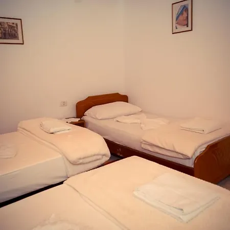 Guest house Flora's 'the Fir Gate' Gjirokaster