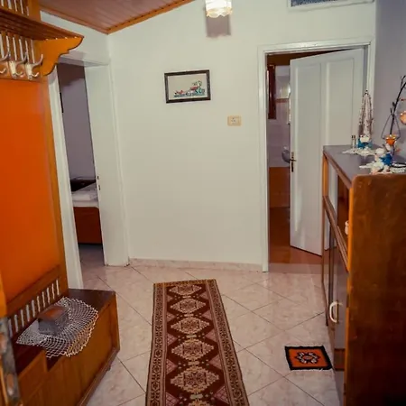 Flora's 'the Fir Gate' Guest house