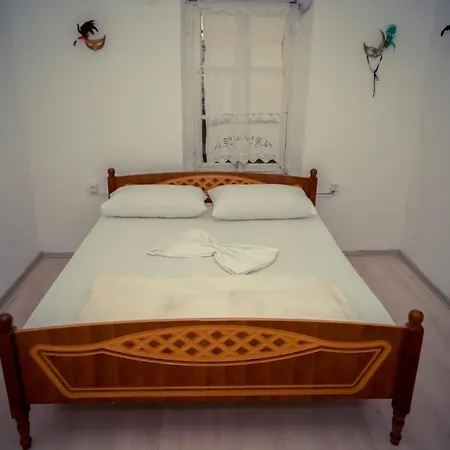 Flora's 'the Fir Gate' Guest house *