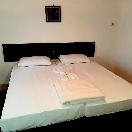 Flora's 'the Fir Gate' Guest house Gjirokaster