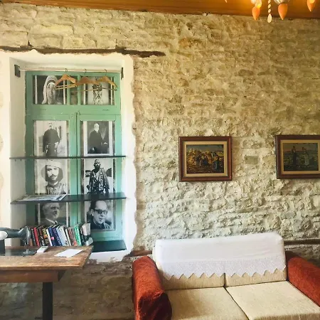 Flora's 'the Fir Gate' Guest house *