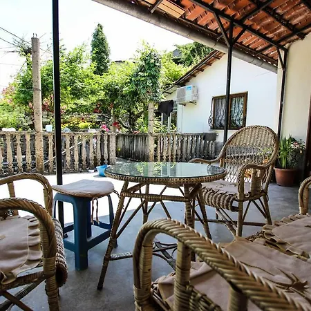 Flora's 'the Fir Gate' Gasthuis Gjirokastër