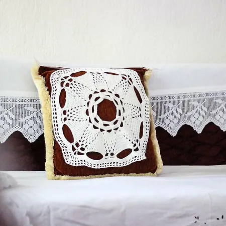 Flora's 'the Fir Gate' Gasthuis Gjirokastër