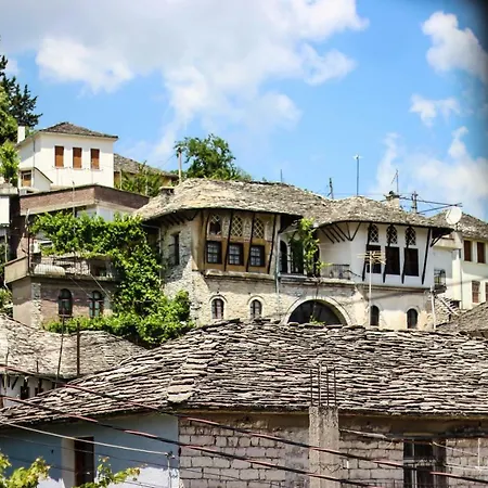 Flora's 'the Fir Gate' Gasthuis