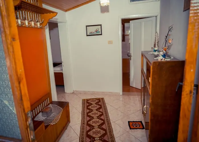 Flora's 'the Fir Gate' Гостевой дом