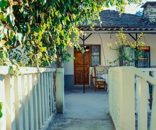 Гостевой дом Flora's 'the Fir Gate' Гирокастра